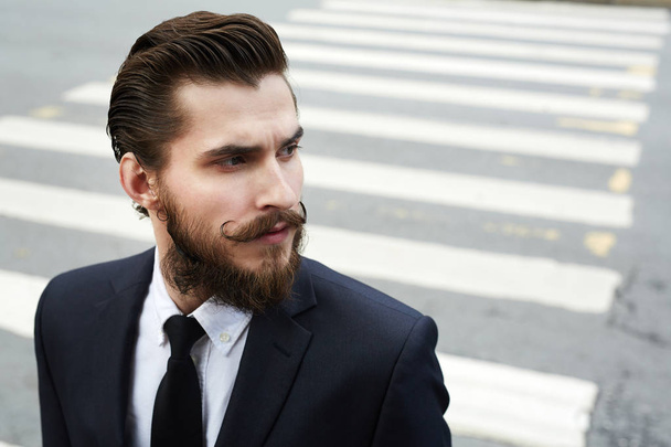 Aantrekkelijke en stijlvolle man met baard en snor dragen pak - Foto, afbeelding
