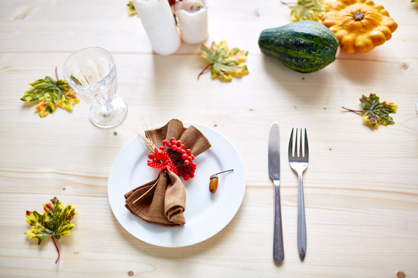 Symboles et décorations de Thanksgiving sur table en bois servi pour la fête
 - Photo, image