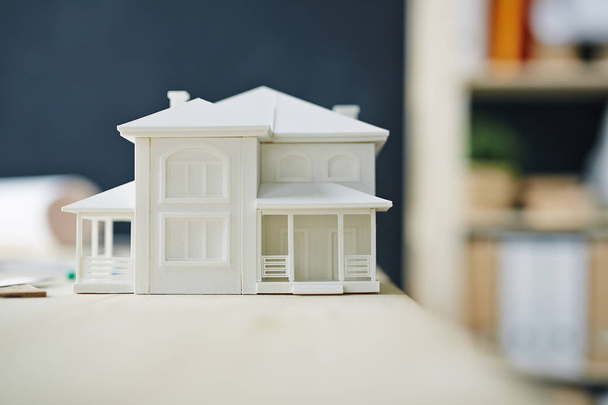 Closeup dvě podlaží domu model na stole architekti v úřadu, pojem nemovitého majetku - Fotografie, Obrázek