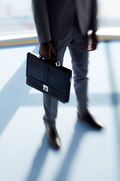 Портфель в руке бизнесмена в элегантном костюме
 - Фото, изображение