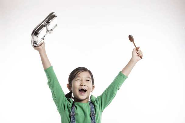 Cute asian dívka drží desku a vařečka. - Fotografie, Obrázek