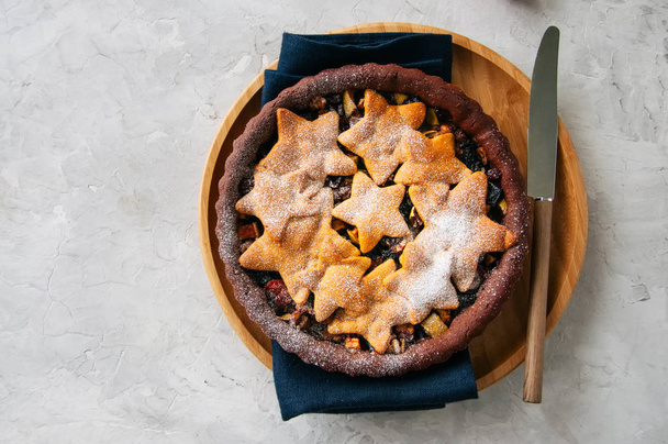 Chocolate gingerbread crust mince pie with vanilla stars on a wh - Zdjęcie, obraz