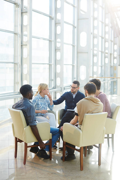 A modern üzletemberek ülésén kommunikáció csapat - Fotó, kép