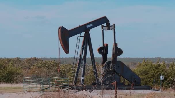 Pompa olejowa na wsi w Oklahomie - Pompa Jacka - Materiał filmowy, wideo