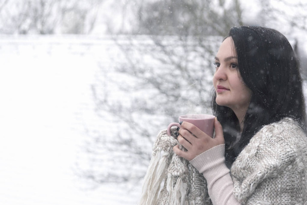 Kobieta, picia gorących napojów w śniegu - Zdjęcie, obraz
