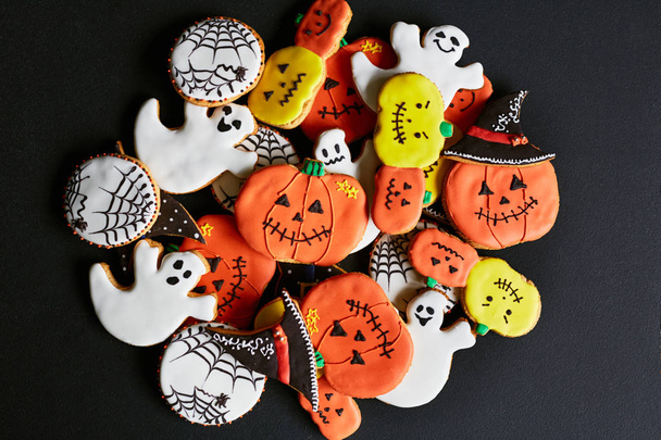 Doces de Halloween em formas de símbolos do feriado
 - Foto, Imagem