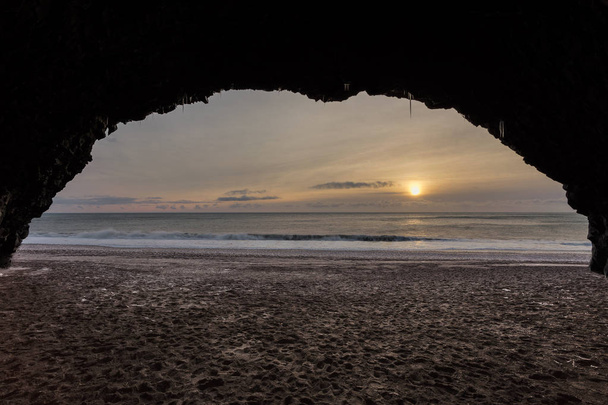 Auringonlasku meriluolan sisältä
 - Valokuva, kuva