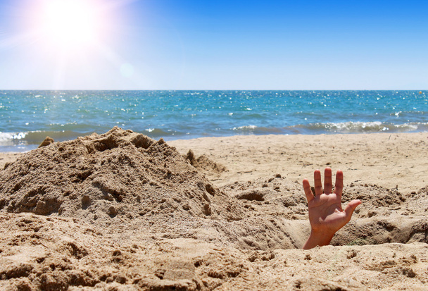 χέρι τους ανθρώπους στην αμμώδη παραλία - Φωτογραφία, εικόνα