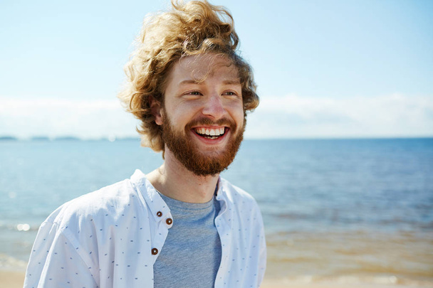 Extatické chlap vyjadřující štěstí a pokochat v letních prázdnin od moře - Fotografie, Obrázek