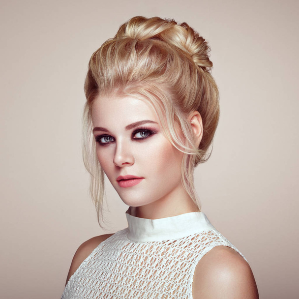 Blonde girl with elegant and shiny hairstyle - Фото, изображение