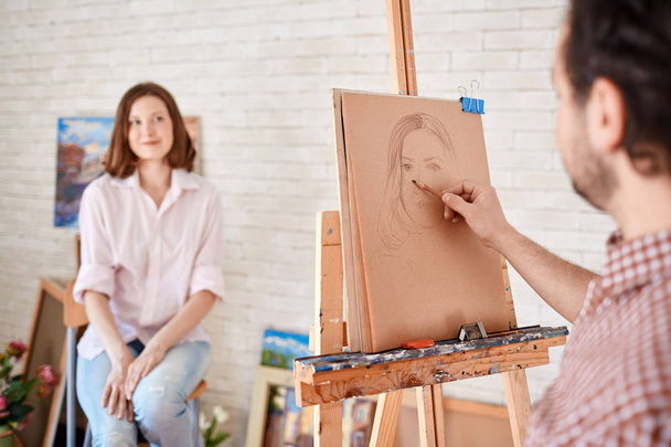 Портрет художника, портрет ескізу моделі в художній майстерні, фокус на картині олівцем
 - Фото, зображення