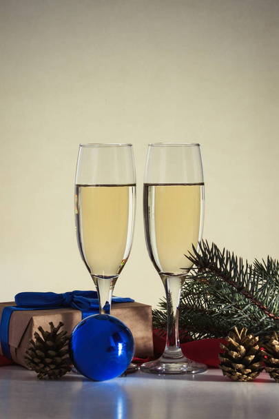 Χριστουγεννιάτικη ιδέα με ποτήρια της σαμπάνιας και ένα δώρο και ένα blu - Φωτογραφία, εικόνα