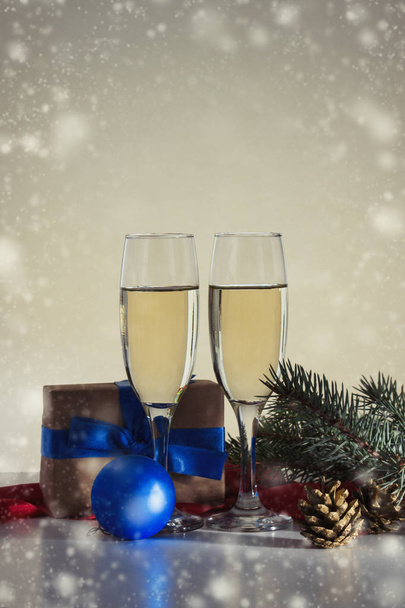 Χριστουγεννιάτικη ιδέα με ποτήρια της σαμπάνιας και ένα δώρο. Όμορ - Φωτογραφία, εικόνα