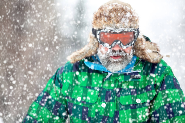 Ο άνθρωπος πεζοπορίας μέσω των βουνών χιονιού στο Κολοράντο - Φωτογραφία, εικόνα