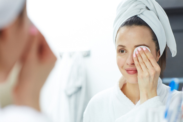 Kobieta, usuwanie makijażu z wacikiem - Zdjęcie, obraz