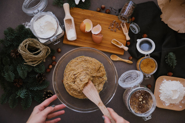 верхний вид процесса приготовления орехового печенья с ингредиентами на столе
 - Фото, изображение