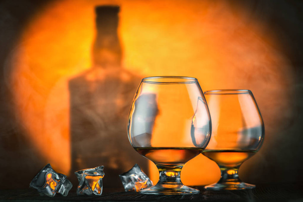 glasses of whiskey and ice cubes - Foto, afbeelding