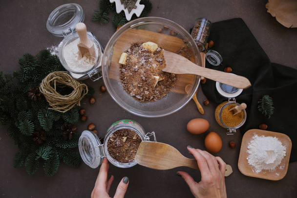 κάτοψη του μαγειρέματος διαδικασία των cookies Καρυδιά με υλικά στο τραπέζι - Φωτογραφία, εικόνα