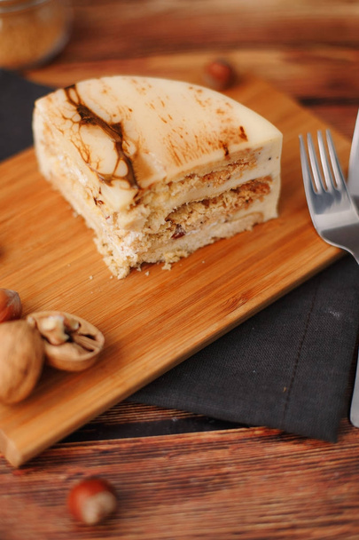 Složení s narozeninovým dortem na prkénko, lískové ořechy, vidličky a ubrousky - Fotografie, Obrázek