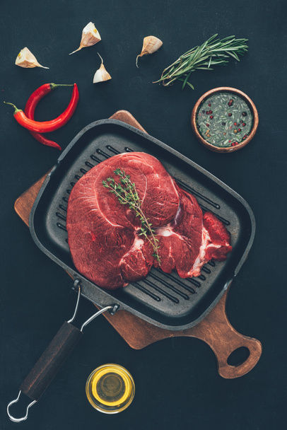 felső kilátás nyers steak grill pan a különféle fűszerek, ezen a környéken: - Fotó, kép