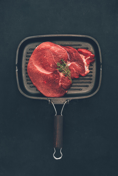 felső kilátás nyers steak gyógynövény grill pan - Fotó, kép