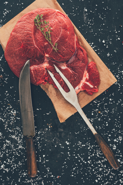 felülnézet nyers steak kést és a villát, fából készült táblán - Fotó, kép
