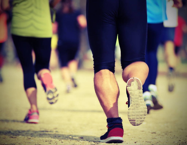 бегуны во время загородных гонок с винтажным эффектом
 - Фото, изображение