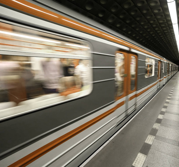Stacja metra z wagonów w ruchu - Zdjęcie, obraz