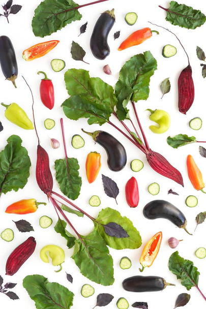 food composition with cutted beetroots, peppers, eggplants and basil - Foto, afbeelding