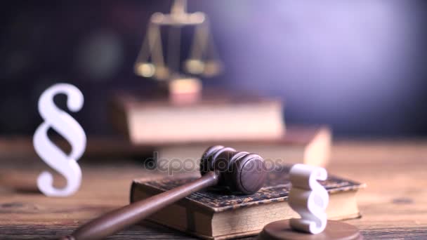 Koncepce zákonů a spravedlnosti. Symboly zákonů na dřevěném stole a na pozadí. Panenka. - Záběry, video