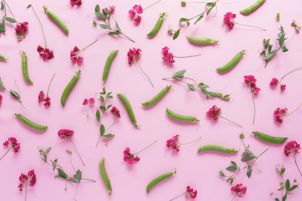 Floral composition with sweet peas and snow peas on pink background - Fotoğraf, Görsel