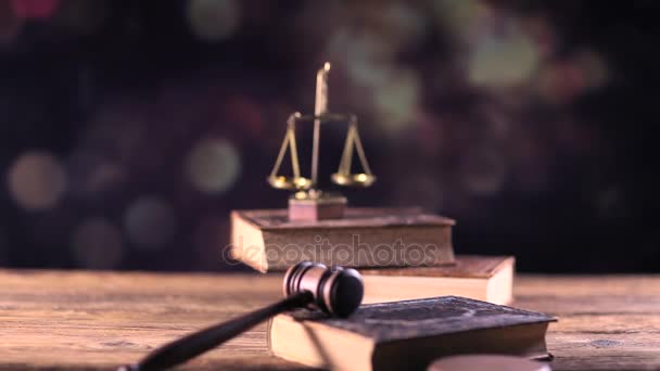 Έννοια του νόμου και της δικαιοσύνης. Σύμβολα νόμου σε ξύλινο τραπέζι και bokeh φόντο. Η Ντόλλυ πυροβολήθηκε.. - Πλάνα, βίντεο