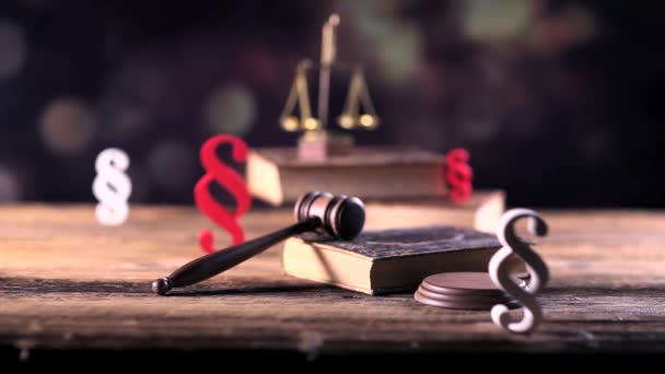 法と正義の概念木製のテーブルとボケの背景に法律記号。ドリーショット. - 映像、動画