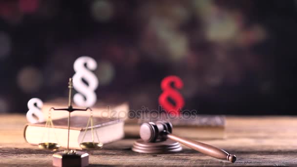 Recht und Gerechtigkeit. Gesetzessymbole auf Holztisch und Bokeh-Hintergrund. Kugelstoßer. - Filmmaterial, Video