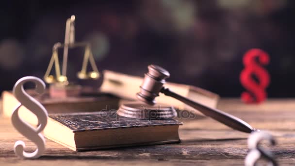 Concepto de derecho y justicia. Símbolos de la ley sobre mesa de madera y fondo bokeh. Dolly disparó
. - Imágenes, Vídeo