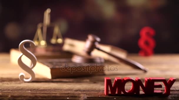 Concept de droit et justice. Symboles de loi sur table en bois et fond bokeh. Dolly shot
. - Séquence, vidéo