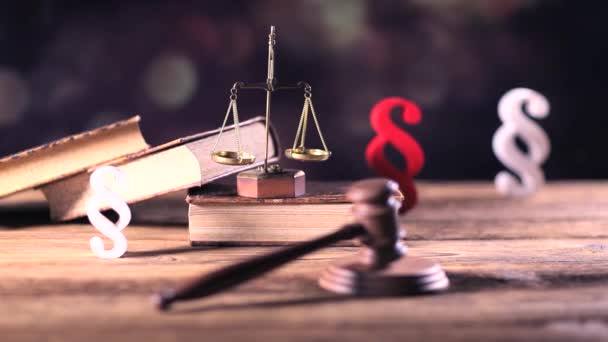 Concepto de derecho y justicia. Símbolos de la ley sobre mesa de madera y fondo bokeh. Dolly disparó
. - Metraje, vídeo