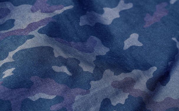 Patrón uniforme militar de color azul y marrón con efecto borroso
. - Foto, imagen