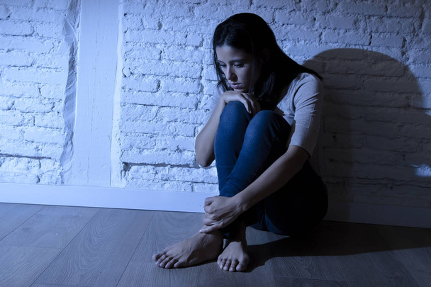 μοναχικό νεαρό ελκυστική γυναίκα Ισπανόφωνος συνεδρίαση στο σπίτι όροφος απογοητευμένοι που πάσχει κατάθλιψη συναίσθημα θλιβερό και απεγνωσμένα με πονοκέφαλο  - Φωτογραφία, εικόνα