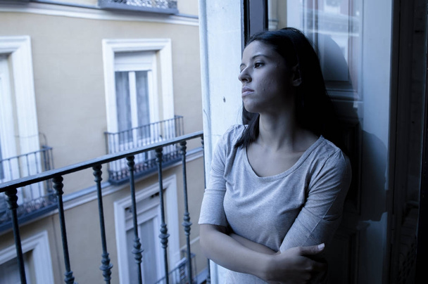 jeune femme latine triste et désespérée à la maison balcon regardant détruit et déprimé souffrant dépression se sentant seul malheureux
  - Photo, image