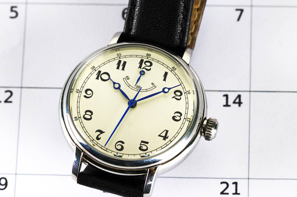 男性用の腕時計とカレンダー。日付と時刻の概念  - 写真・画像