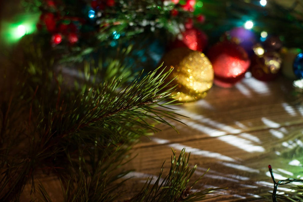Composición navideña, decorada con chucherías rojas y blancas, lazos y ramas de abeto. Copiar espacio en el centro
 - Foto, imagen