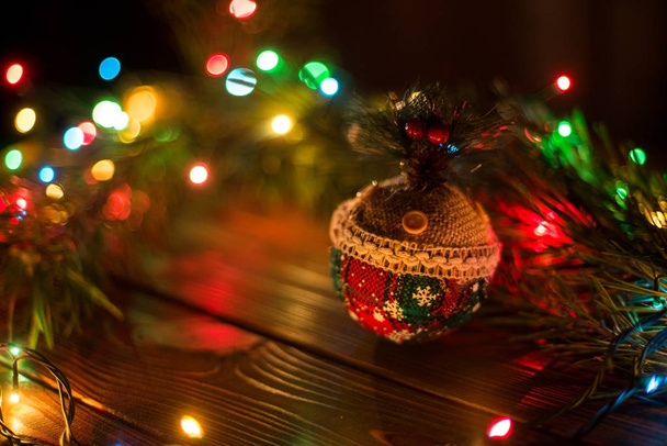 Composition de Noël, décorée avec des bibelots rouges et blancs, des arcs et des branches d'épinette. Espace de copie au centre
 - Photo, image