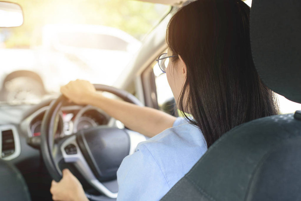 Mulher asiática dirigindo carro com sentir-se feliz
 - Foto, Imagem