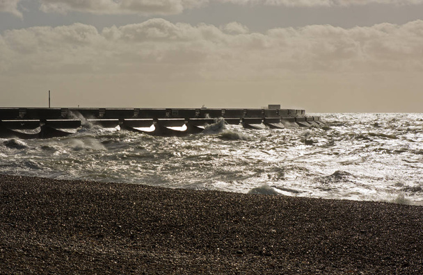 Mar tormentoso en Brighton Marina, Inglaterra
 - Foto, Imagen
