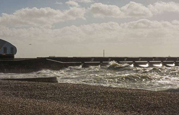 Brighton Marina, Anglia viharos tengeren - Fotó, kép