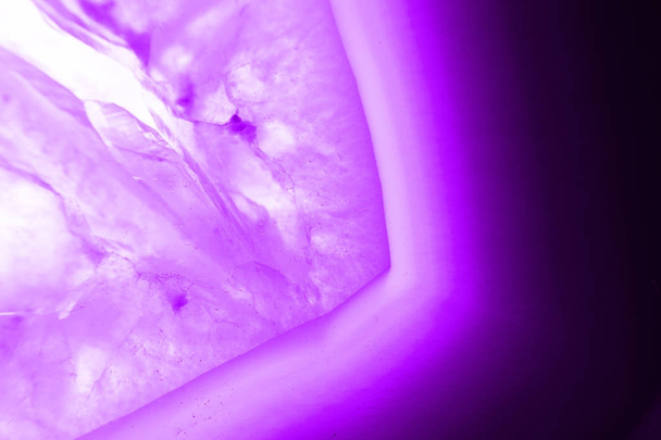 Abstraktní pozadí, ultra violet pruple achát minerální průřez - Fotografie, Obrázek