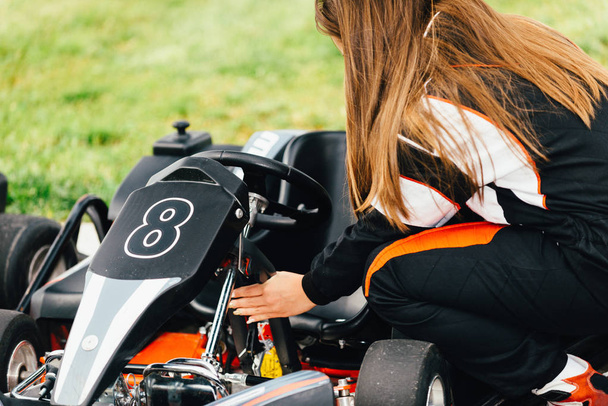 Nő vezetni gokart sport pálya előkészítése - Fotó, kép