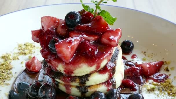 pancakes with fresh berries - Footage, Video