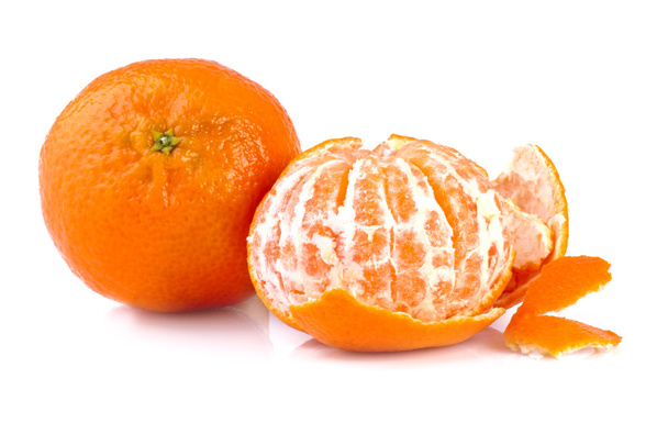 Свежий мандарин или мандарин, изолированный на белом фоне
 - Фото, изображение